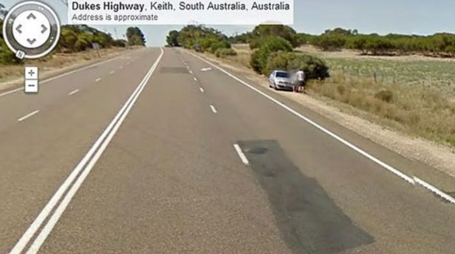 澳洲一條公路街景上，竟出現一對男女將車輛停放路邊，並下車倚靠著車頭激戰！（圖／Reddit）