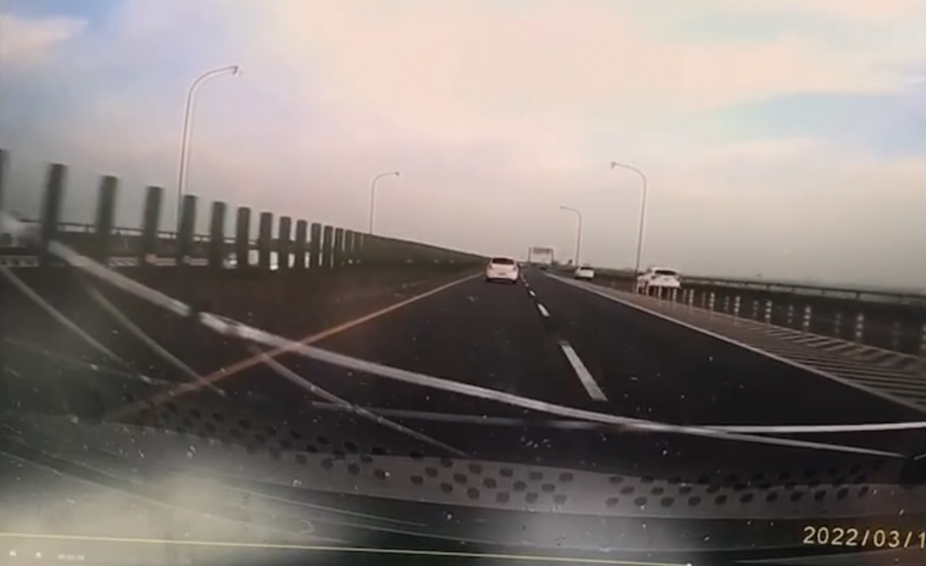 屏東縣萬丹鄉台88快速道路,今(17)日上午6時許位於西向13.8K處,發生一起恐怖死亡車禍!(圖/記者新聞網)