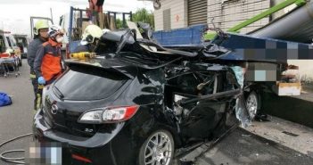 疑超車結怨後兩轎車互尬最終導致自撞慘劇。（圖／中天新聞）