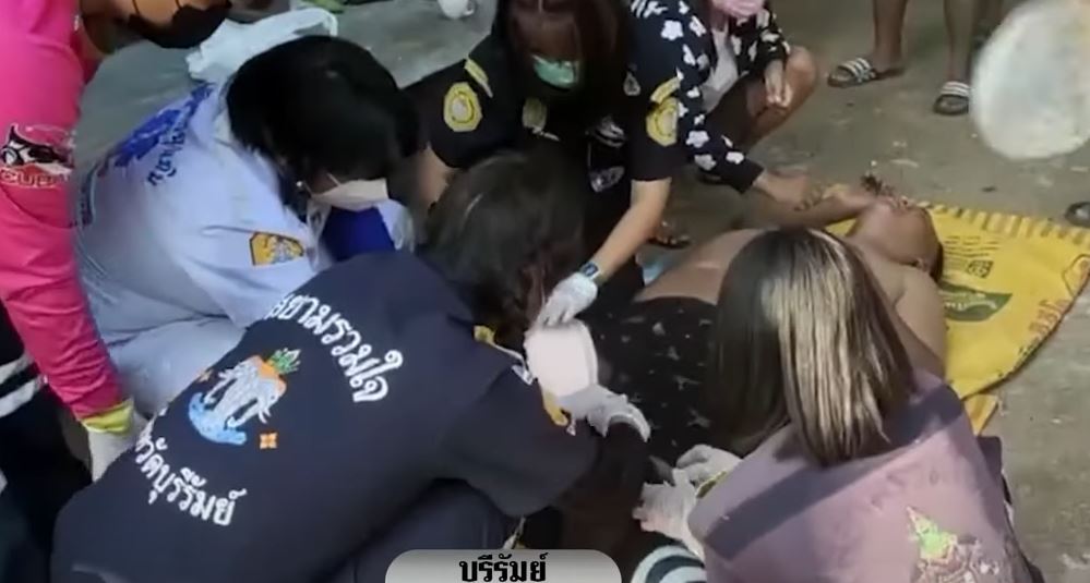 泰國1名男子居中勸架2隻互毆水牛，結果蛋蛋竟被當場咬破。（圖／翻攝自YouTube）