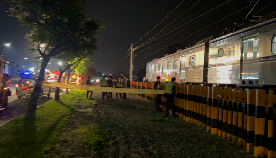 車禍現場混亂嚴重，警方急忙拉起封鎖線。（圖／民眾提供）