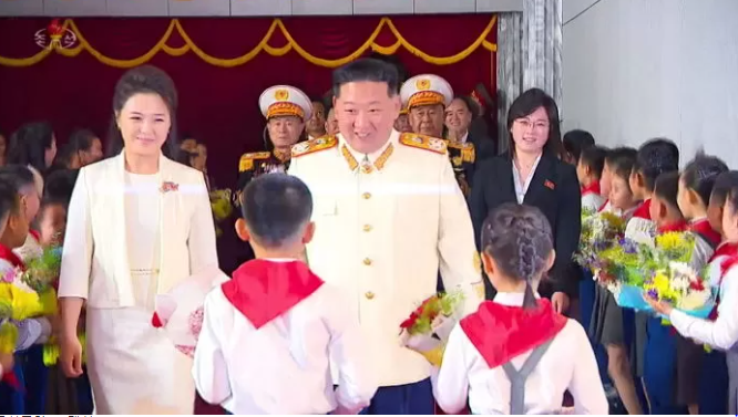 金正恩身邊出現新女人。(圖/朝中社)