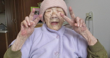田中加子曾獲世界金氏紀錄認證是最長壽的人瑞。（圖／翻攝自推特／@tanakakane0102）