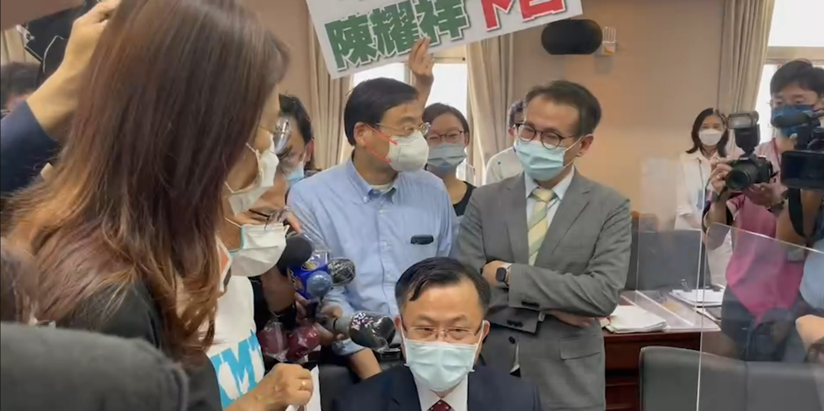 藍委要求NCC主委陳耀祥下台,華視撤照(攝自中天新聞)