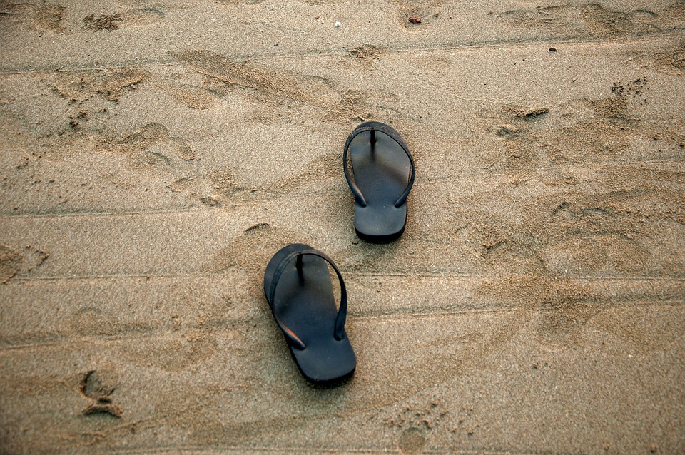 英國一名4歲男童，日前在沙灘上打赤腳玩耍時竟不慎「踩到火」！（示意圖／pexels）