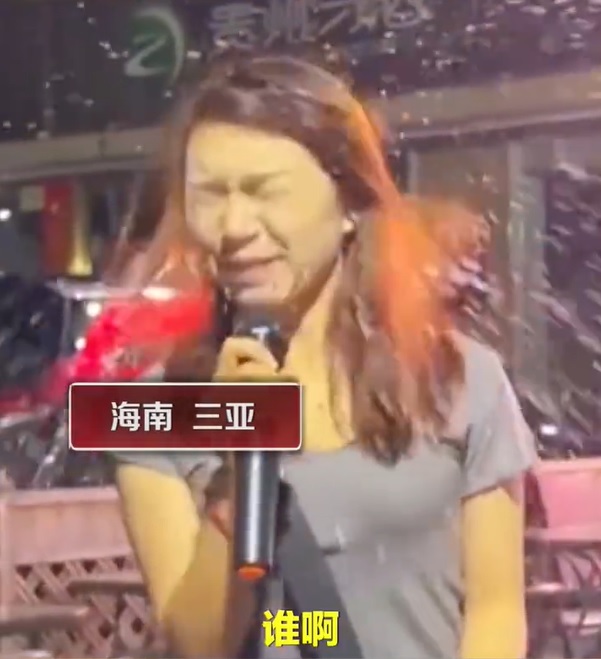 三亞一名走唱歌手遭客人波酒水竟是設計好的橋段（攝自微博）