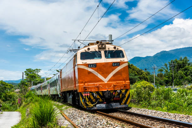 台鐵今（28日）凌晨因一輛工務焊軌車出軌，自凌晨3時起，台鐵新左營站到高雄站間單線雙向通行。（示意圖／取自Pixabay）