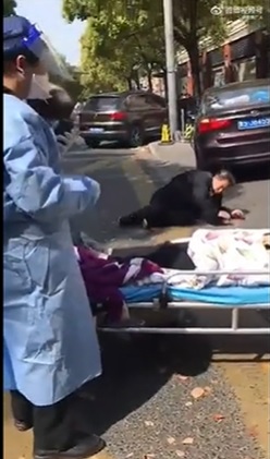 上海一名老先生因為追救護車跌倒(攝自微博)