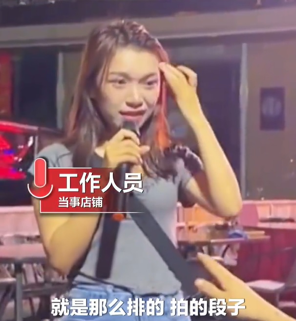 三亞一名走唱歌手遭客人波酒水竟是設計好的橋段（攝自微博）