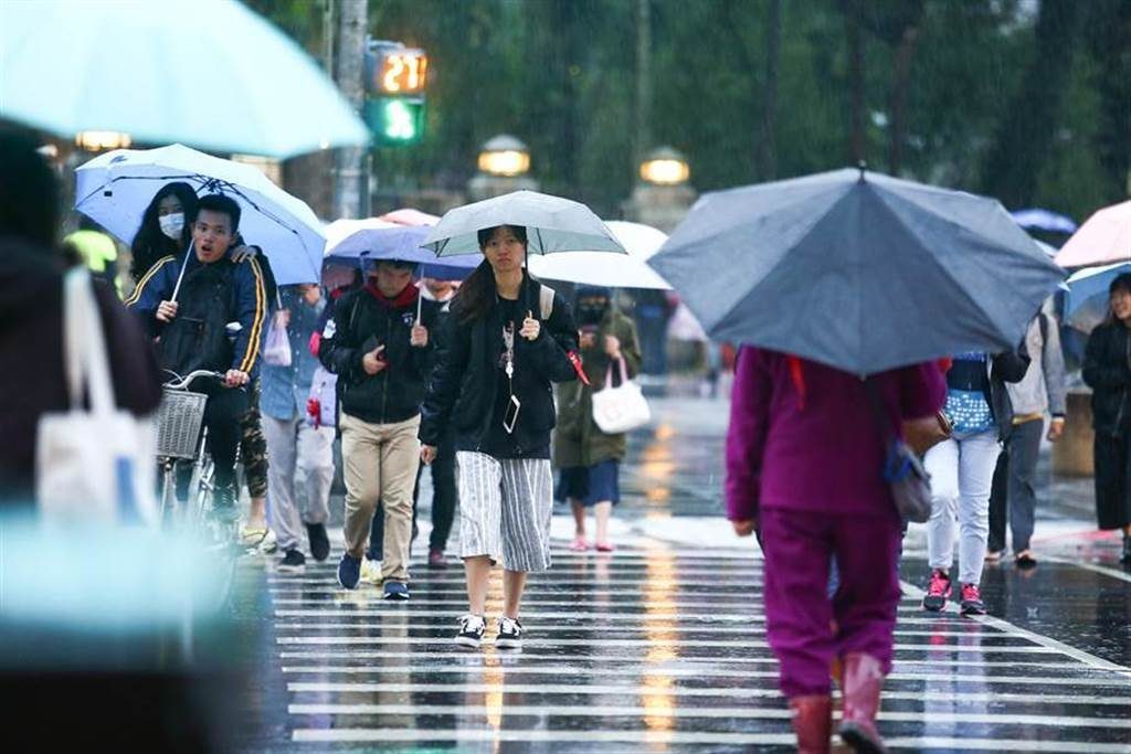 明起鋒面將逐漸移動，周二開始滯留台灣上空，全台有雨。（圖／中天新聞）