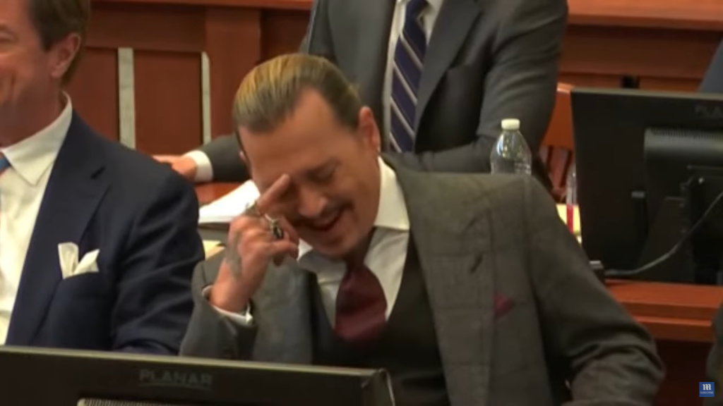 強尼戴普在聽到自己的生殖器被搬上台面後，頓時失控爆笑。（圖／翻攝自YouTube）