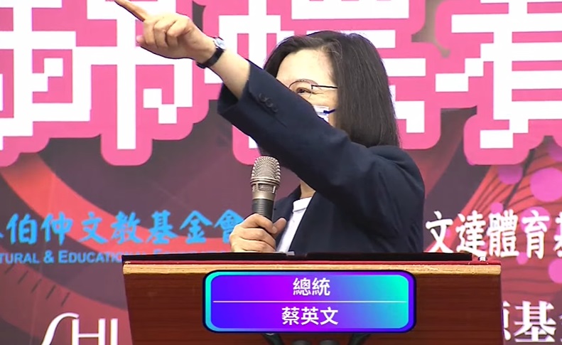 蔡英文至十時遇到陳情,見狀急忙回應,「好,你陳情,你交給後面那一位」。(圖/截自MOESportsYT直播)