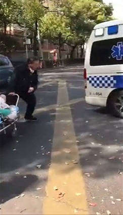 上海一名老先生因為追救護車跌倒(攝自微博)