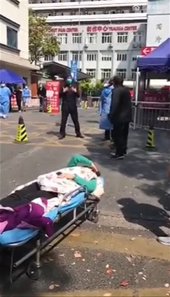 上海一名老先生因為追救護車跌倒(攝自微博)