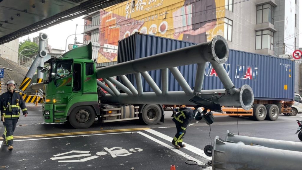 新北市五股發生一起駭人聽聞的交通事故。（圖／警方提供）