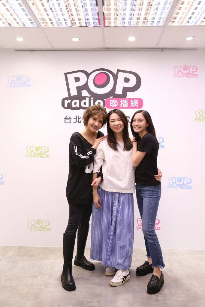 陳秀卿（中）、李宣榕（左）、陳希瑀（右）在POP Radio幕前幕後偷偷看節目接受節目主持人toto專訪。圖／幕前幕後偷偷看節目
