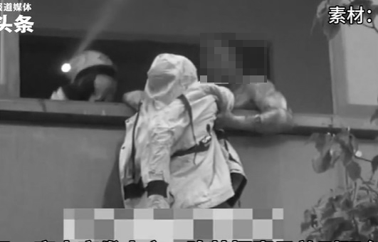 丈夫憂妻子被惡火燒傷,英勇行為讓全網鼓掌。(圖/翻攝自紫牛新聞)