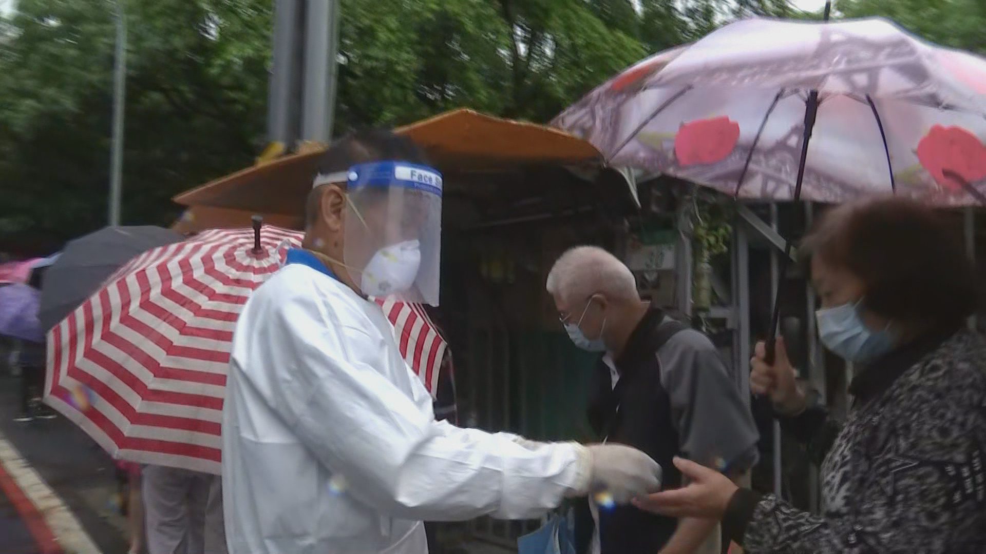 松山慈惠堂發快篩大排長龍。