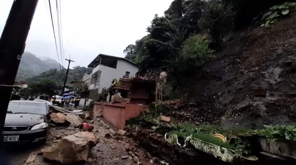 土石崩落砸毀土地公廟及汽車。(合成圖/截自記者爆料網)
