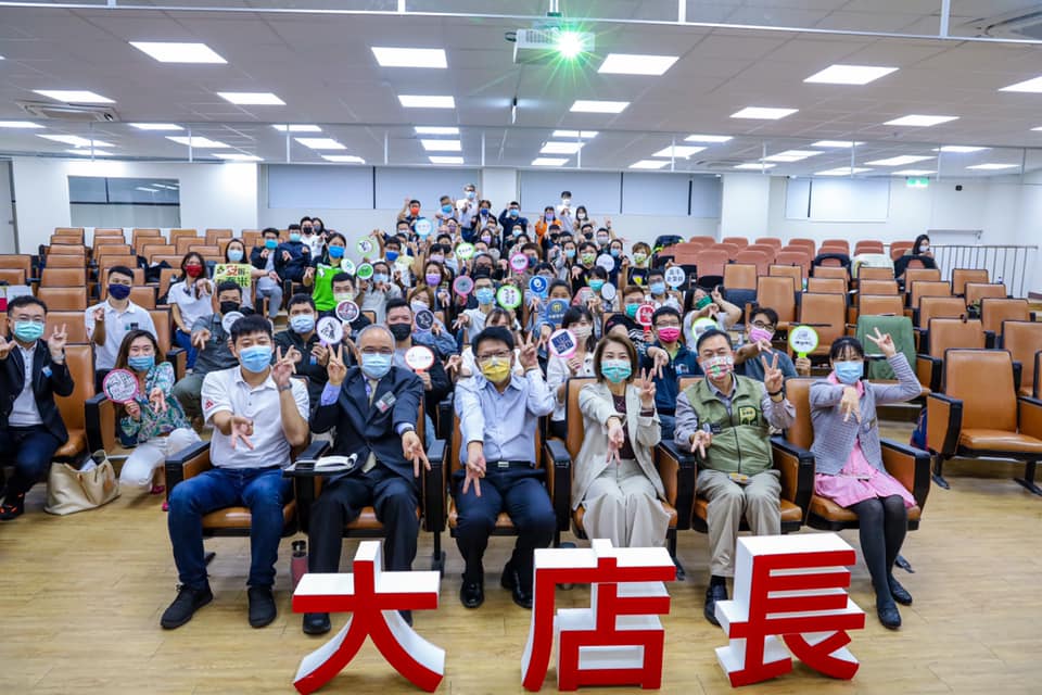 民進黨屏東縣長提名人周春米陪同潘孟安出席縣政活動(攝自周春米臉書)