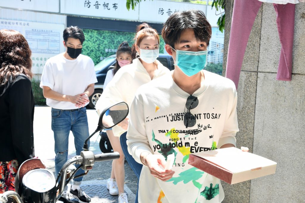 艾雨帆、江可德、李博翔、陳俋塵四人前往送餐關懷老人。圖/紅心字會提供。