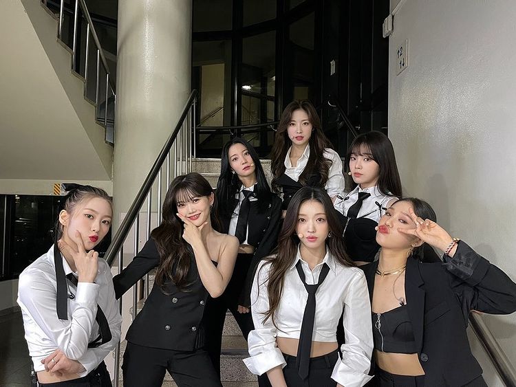 祉呼(左1)日前宣佈不續約,並決定退出Oh My Girl。(圖/翻攝自IG)