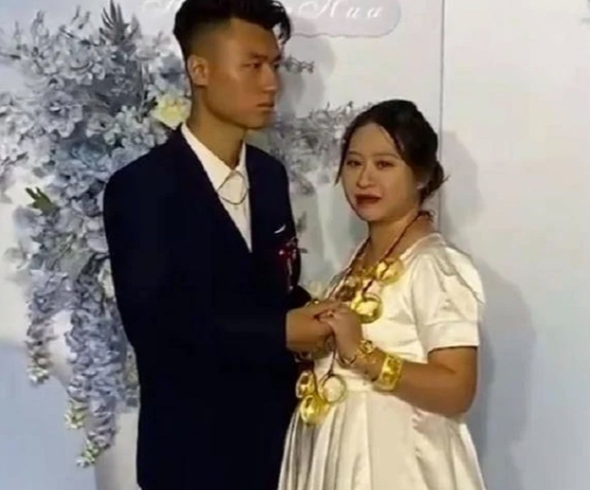  中國大陸一對新人結婚，驚人聘金列表公開。（圖／翻攝自影片） 