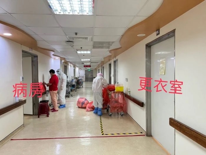醫院內照服員連隔離衣都不會穿脫（攝自Dcard）