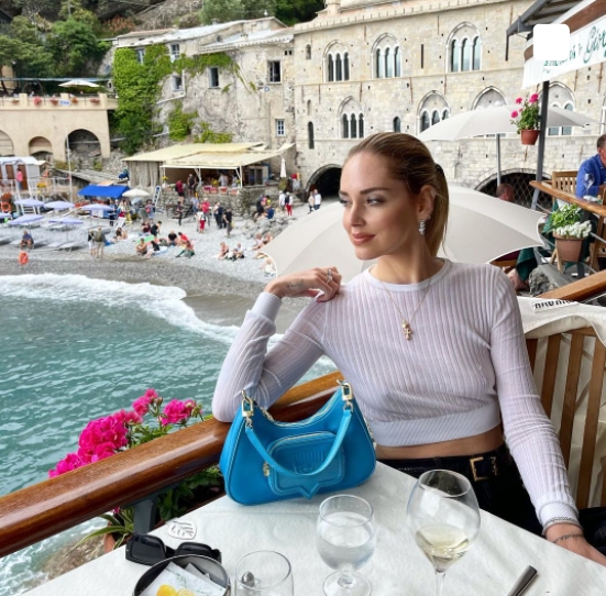 義大利網紅琪亞拉分享自己旅遊穿搭照。（圖／翻攝自 Instagram／Chiara Ferragni）