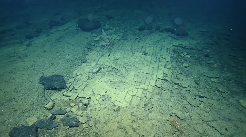 科學家近日於全世界最大海洋保護區進行海底火山調查時，竟意外在深海發現一條疑似為人類所建造的「黃磚路」，因此研究團隊不禁猜想，這恐為「通往亞特蘭提斯的道路」。（圖／YouTube）