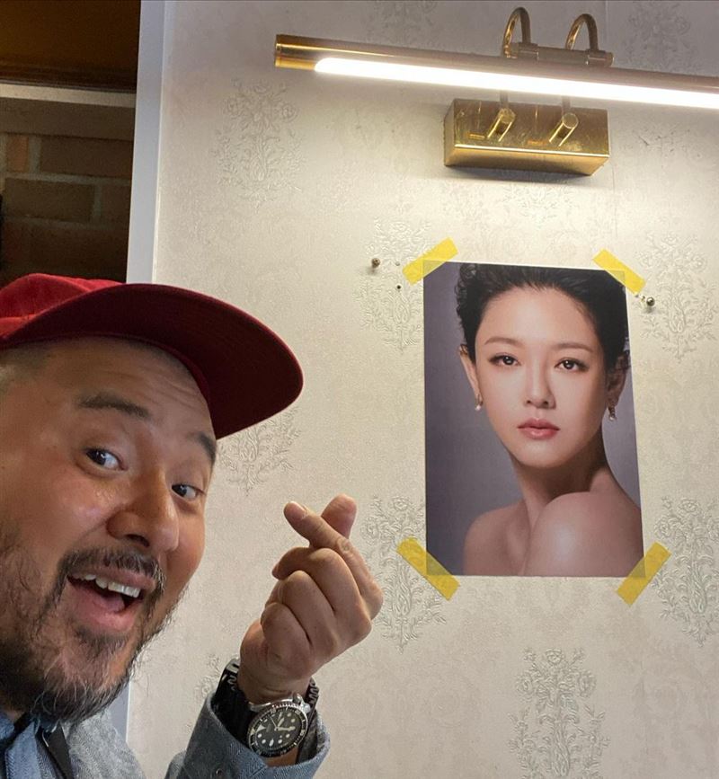 
具俊曄好友將餐廳裡擺滿大S的照片。（圖／翻攝自IG）