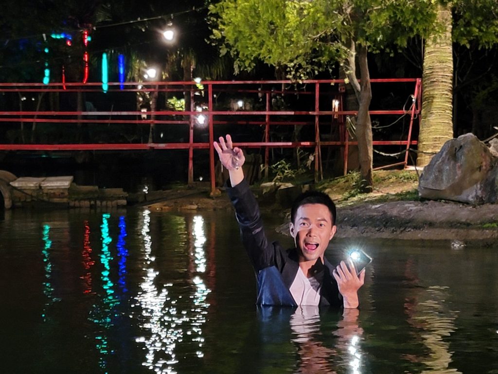 戲劇《黃金歲月》謝京穎跟許仁杰浸泡在動物排泄物池中拍攝。圖/民視提供