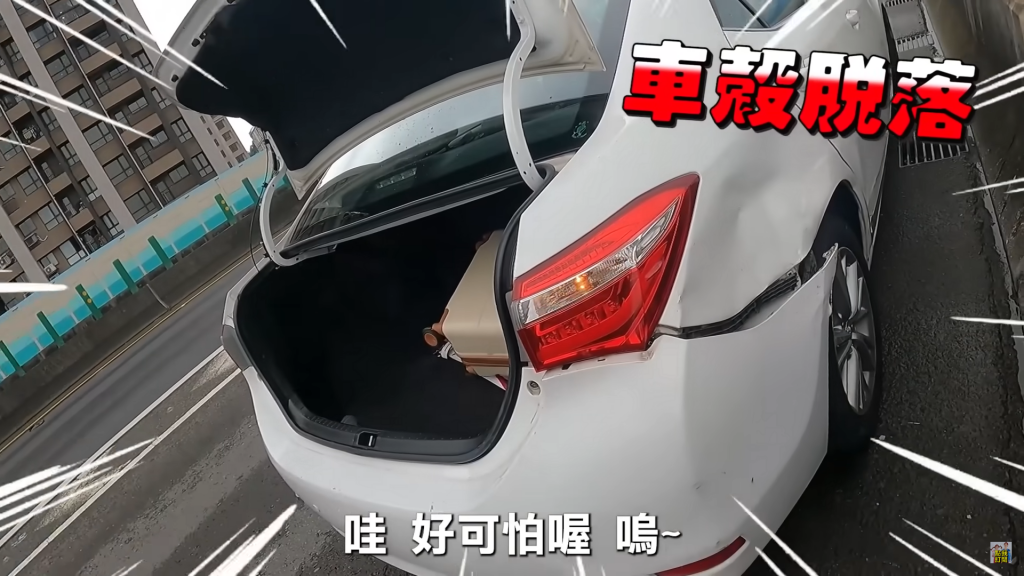 家寧搭乘的計程車遭卡車追撞。（圖／翻攝自YouTube）