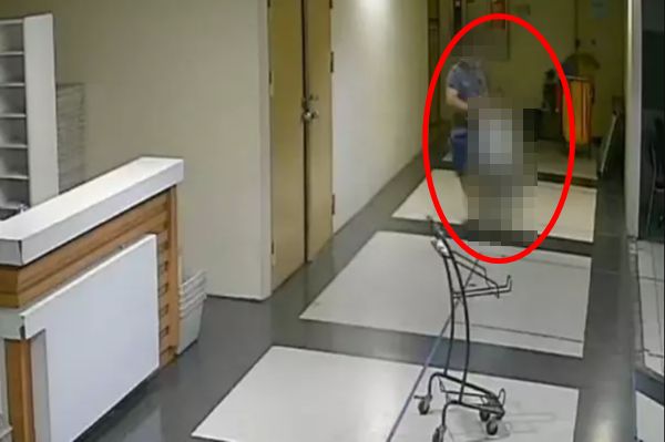 曼谷1名保全喝醉起色心,竟在深夜拉1名超商女店員進廁所亂來得逞。(圖/翻攝自推特)