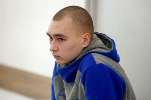 21歲的俄軍士兵希希馬林(Vadim Shishimarin)被指控犯下戰爭罪和預謀殺人,烏克蘭法院今(23日)宣判,希希馬林將被處終身監禁。(圖/路透社)