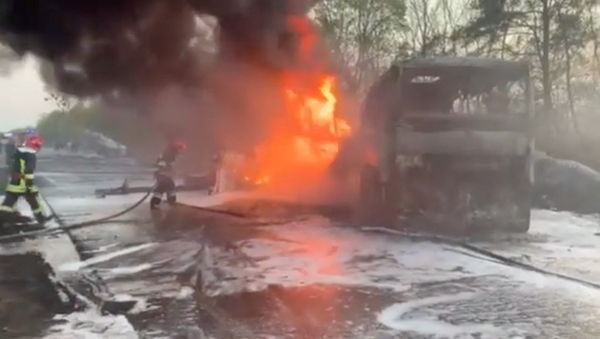 烏克蘭十年內最嚴重車禍,油罐車經撞擊後引爆大火。(圖/路透社)