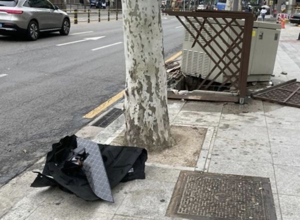 韓論壇流出金賽綸肇事現場照,變電箱被撞到移位。(圖/翻攝自韓論壇)