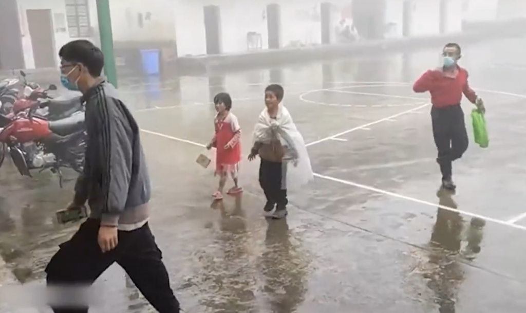 大陸一對小兄妹,為了趕在開學前進行一次免費核酸檢測,竟在大雨中徒步來回走了20公里路,甚至連一把傘都沒有。(圖/翻攝自微博/搜狐千里眼)