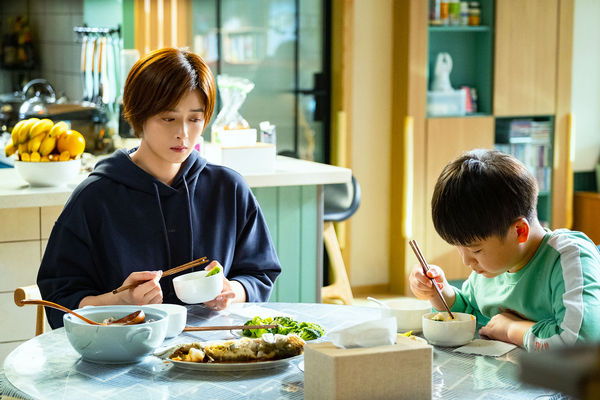 蔣欣在《小捨得》裡飾演「成績至上」的「虎媽」田雨嵐。(圖/中天娛樂台提供)