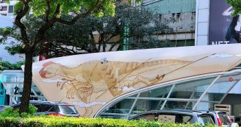 台中市政府邀請國立自然科學博物館參與認養，進行站體內外彩繪，打造特色候車亭。（
