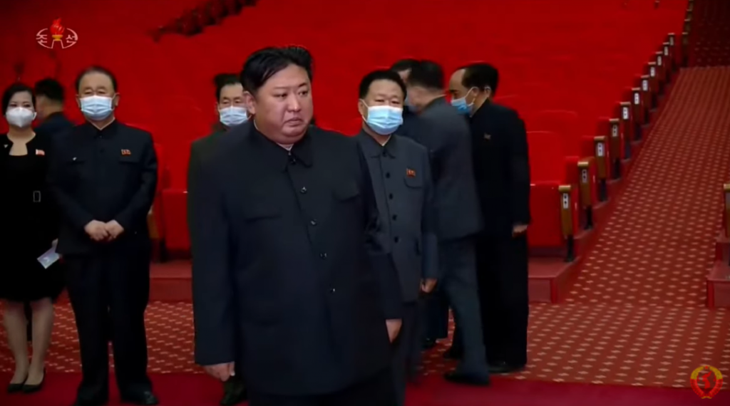 金正恩凝視著玄哲海的遺體時,忍不住落下罕見男兒淚。(圖/YouTube)