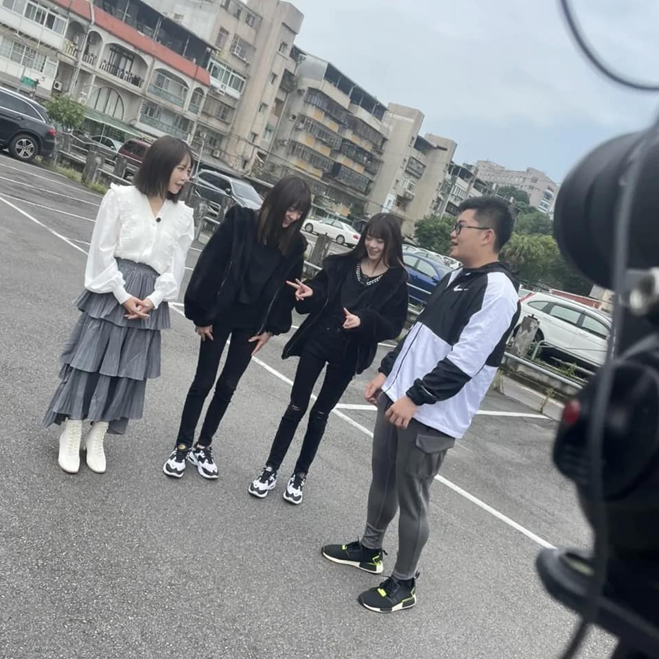 Joeman強調事前都有和雙胞胎姐妹做好溝通,並不會強迫姐妹剪髮。(圖/翻攝自FB)