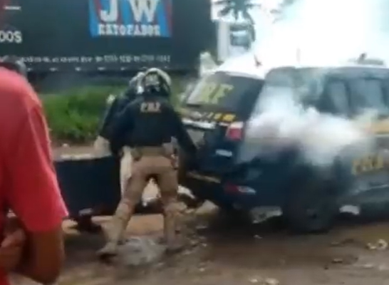 巴西警方把警車變毒氣室，殺害一名手無寸鐵的民眾，引起全國人民的怒火。（圖／翻攝自推特／@andrecaramante）