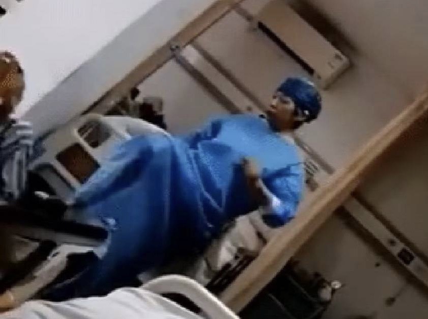 上海傳出一名護工無情鬥毆老人。(圖/翻攝自微博)