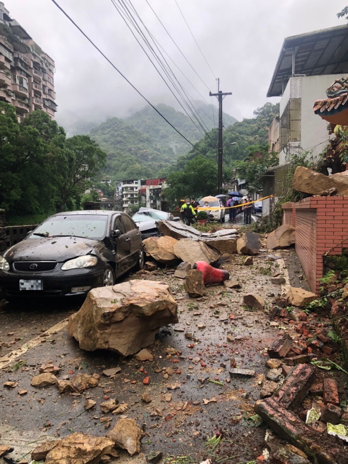 土石流造成汽車全毀。（圖／翻攝自記者爆料網）