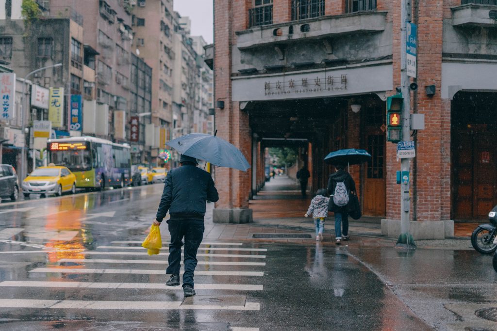 中央氣象局指出，今（16）日鋒面仍位於台灣附近，西半部全天不定時會出現陣雨或雷雨，其中中部以北沿海地區較容易下雨、降雨時間較長。（示意圖／Unsplash）