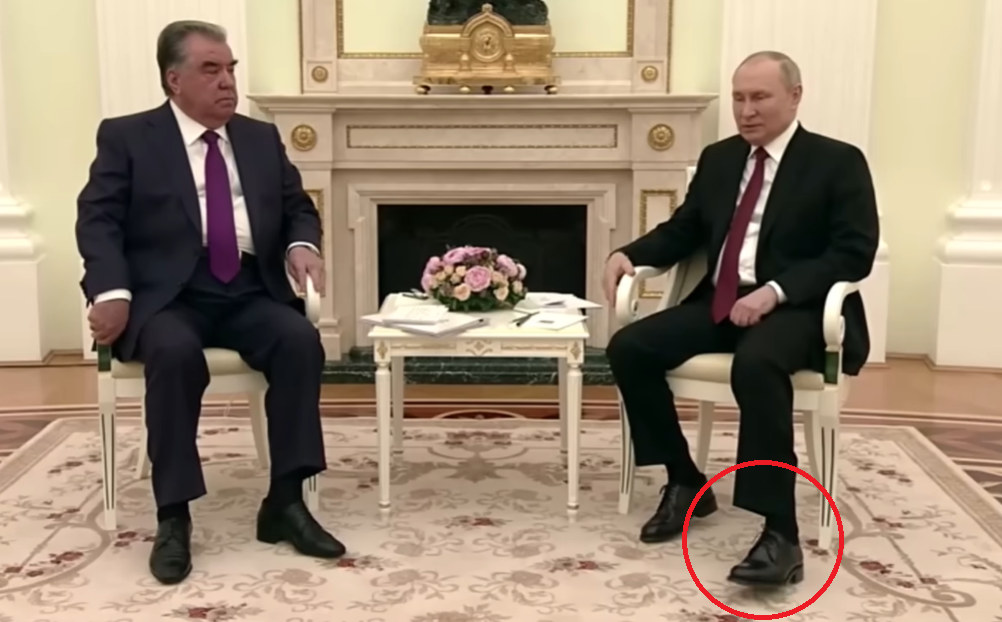 俄羅斯總統普丁（Vladimir Putin）不斷爆出健康問題，昨（17）日會談期間還持續詭異晃動左腳！（圖／YouTube）