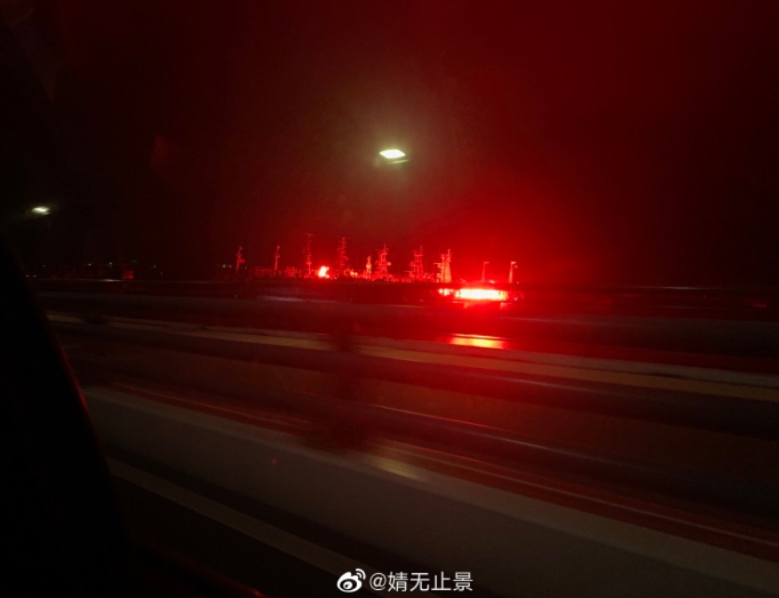 當地沿海有一間船公司港口,停靠一艘捕撈北太平洋秋刀魚的遠洋漁船,船上正是誘捕秋刀魚的紅色燈光。 (圖/截自微博)