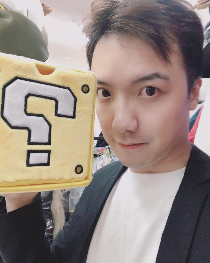 圤智雨是相當知名的AV導演。(圖/翻攝自臉書)