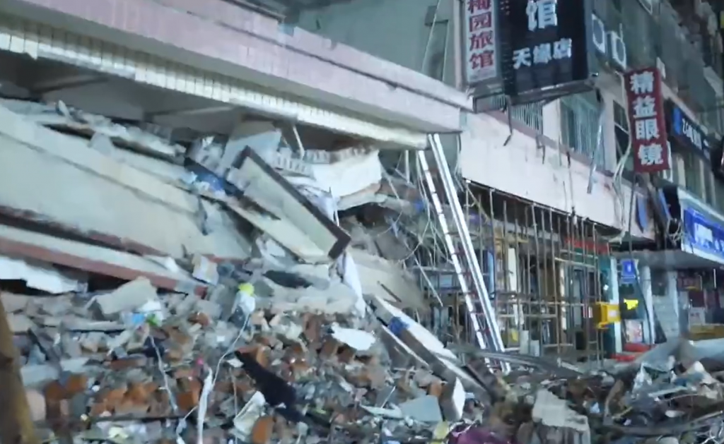 中國大陸湖南省長沙市一棟自建民宅在4月29日中午突然倒塌,有多人失聯。(圖/翻攝自微博)